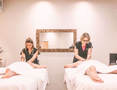 Parenthèse romantique et relaxante dans le Vaucluse avec pétales de rose et massage - 4*