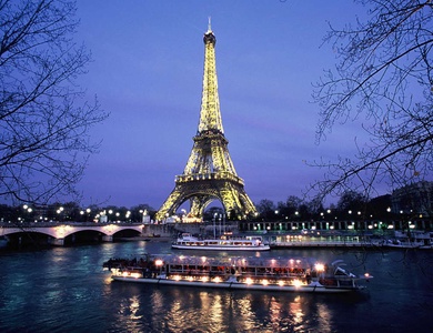 Partez en amoureux à la découverte de Paris en bateau ! - 4*