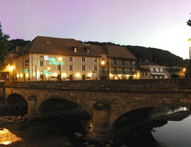 Week-end détente avec dîner et vue sur la rivière du Célé à Figeac - 3*
