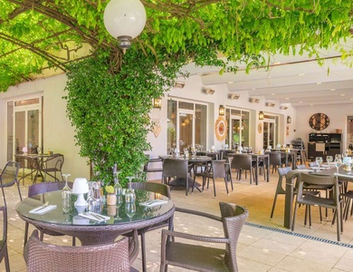 Week-end avec bouteille de champagne près d'Antibes - 4*