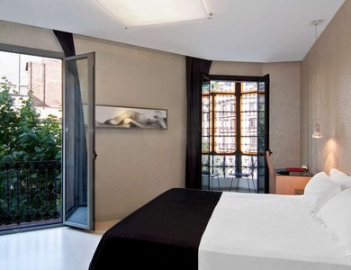 Découvrez Barcelone depuis son centre - 4*