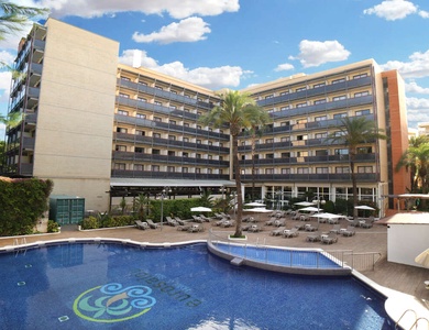 ÉVadez-vous à Salou pour profiter de la plage avec dîner - 4*