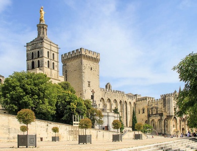 Découvrez Avignon en famille dans une chambre quadruple - 3*