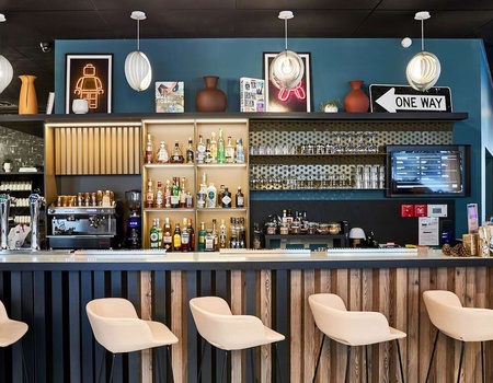 Spot lifestyle avec cocktail et tapas à Paris La Défense - 4* - 4