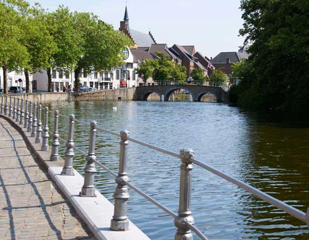 Exclusif: Escapade romantique avec surclassement + croisière sur les canaux - 4*