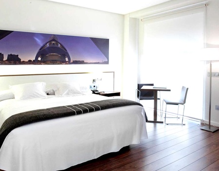 Reposez-vous à Valence dans un hôtel 4* moderne avec piscine et profitez du petit déjeuner inclus - 4*
