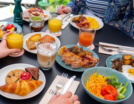 Spot lifestyle avec cocktail et tapas à Paris La Défense - 4* - 5