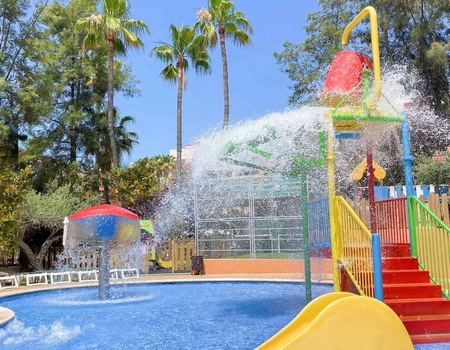 Découvrez Salou dans un appartement avec billets à PortAventura Park et Ferrari Land - 4* - 4