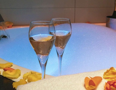 Séjour romantique avec bains à remous et spa privé dans le 9ême à Paris - 4* - Image 1