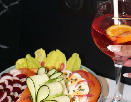 Spot lifestyle avec cocktail et tapas à Paris La Défense - 4*