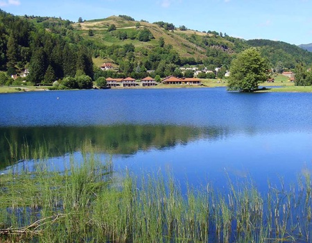 Week-end reposant au bord d'un lac dans le Cantal - 3*