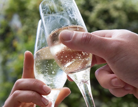 Echappée romantique avec champagne et lovebox proche de Rouen - 3* - Image 1