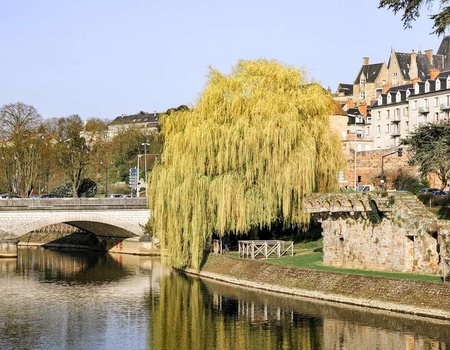 Séjour romantique dans le centre du Mans, avec champagne et départ tardif - 3*