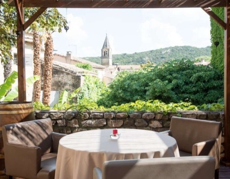 Escapade gourmande et authentique dans un havre de paix entre Avignon et Nîmes - 4* - 1