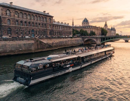 Romance à Paris : Chambre vue Tour Eiffel, roses, champagne et croisière sur la Seine - 4* - Saint-Denis, Ile de France - Image 1