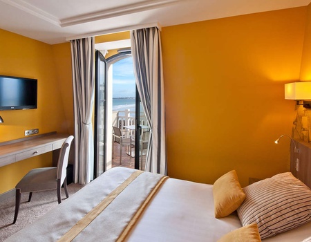 Détente et champagne en chambre latérale mer à Saint Malo - 4*