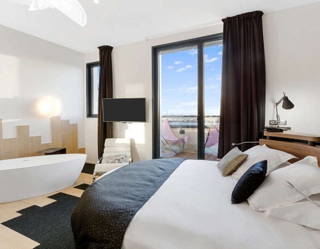 Romance à Brest avec champagne, spa en junior suite lit rond - 4* - 1