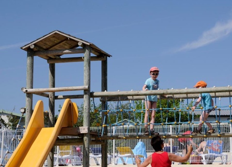 Camping du Domaine de l'Auzance, 3* - 18