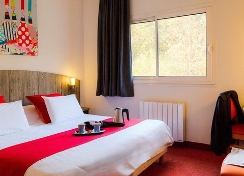 Parenthèse romantique avec bulles et pétales de rose en chambre près de Quimper - 3* - 7