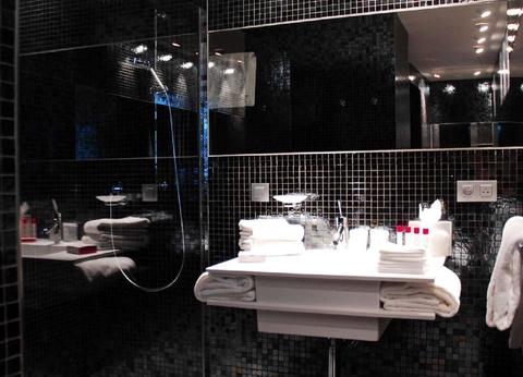 Célebrez l´amour dans la prestigieuse Suite Deluxe, avec un dîner et une bouteille de cava - 4* - 29