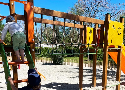 Camping Le Val de Cesse, 4* - 74