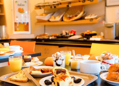 Parenthèse romantique avec bulles et pétales de rose en chambre près de Quimper - 3* - 10