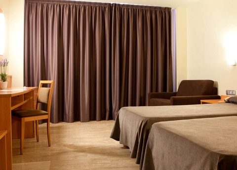 Escapade pour 3 adultes avec entrée combinée à PortAventura et petit-déjeuner inclus. - 3* - 12