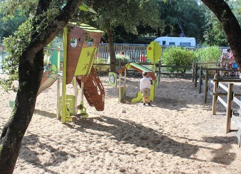 Camping Parfums d'Eté 4* - 77