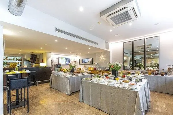 Hôtel Polis Grand 4* - 53