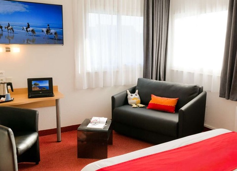 Parenthèse romantique avec bulles et pétales de rose en chambre près de Quimper - 3* - 5