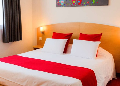 Parenthèse romantique avec bulles et pétales de rose en chambre près de Quimper - 3* - 3