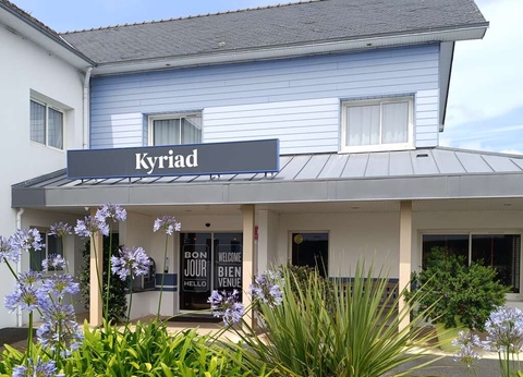 Parenthèse romantique avec bulles et pétales de rose en chambre près de Quimper - 3* - 6