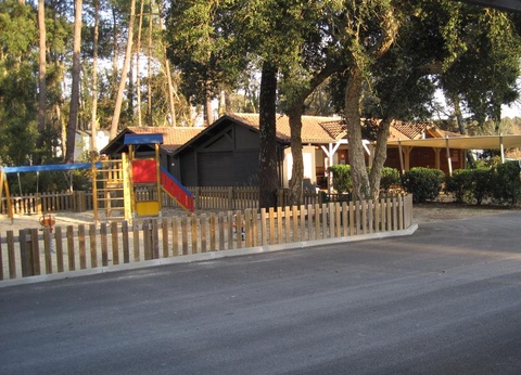 Camping Les 2 Etangs, 4* - 33