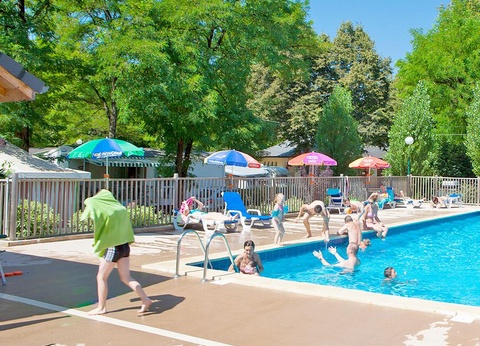 Camping Des 3 lacs, 4* - 8