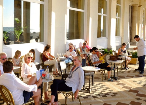 Séjournez dans un hôtel riche en histoire idéalement situé face à la plage d´Ostende - 4* - 6