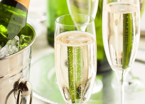 Célebrez l´amour dans la prestigieuse Suite Deluxe, avec un dîner et une bouteille de cava - 4* - 32