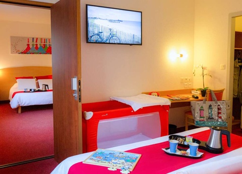 Parenthèse romantique avec bulles et pétales de rose en chambre près de Quimper - 3* - 12