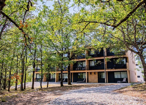 Profitez d'une escapade romantique avec champagne dans la ville historique de Rocamadour - 4* - 35