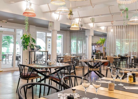 Week-end avec bouteille de champagne près d'Antibes - 4* - 2