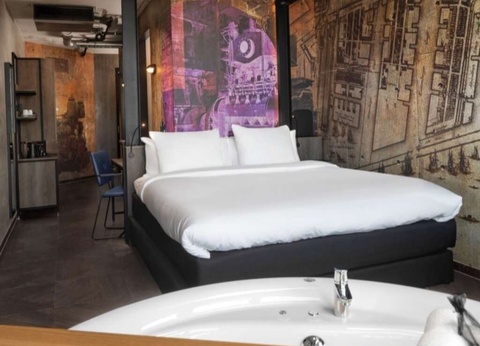 Visitez le Keukenhof et détendez-vous ensuite complètement dans votre propre spa-bain à bulles dans - 4* - 37