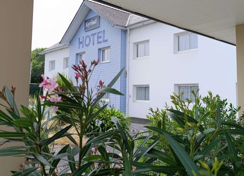 Parenthèse romantique avec bulles et pétales de rose en chambre près de Quimper - 3* - 2