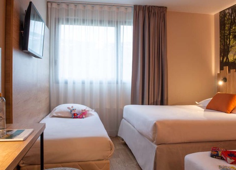 Escapade en famille en chambre quadruple avec entrée 2 jours au Futuroscope (à 2 minutes du parc) - 3* - 19