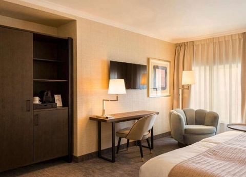 Exclusif: Escapade romantique avec surclassement + croisière sur les canaux - 4* - 48