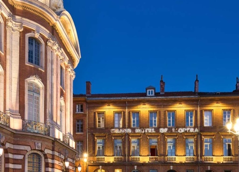 Week-end romantique avec champagne à Toulouse sur la place du Capitole - 4* - 2