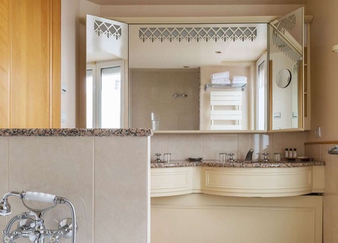 Séjour familiale à la découverte du Zoo la Bourbansais dans un hôtel de charme 4*+ Petit-déjeuner + Accès à l'espace détente + Sauna - 25