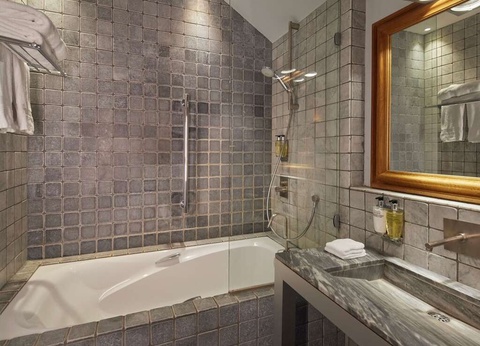 Romance d'exception et dîner gastronomique dans un lieu historique situé au coeur de Lille - 5* - 25