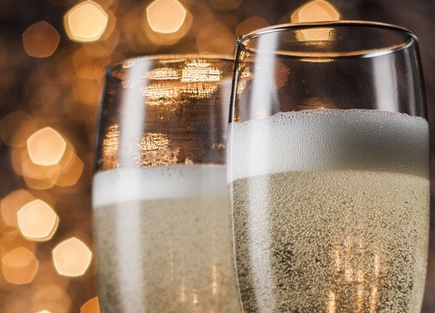 Parenthèse romantique avec bulles et pétales de rose en chambre près de Quimper - 3* - 9