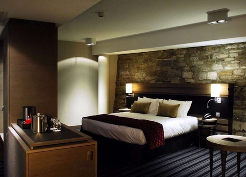 Célebrez l´amour dans la prestigieuse Suite Deluxe, avec un dîner et une bouteille de cava - 4* - 28