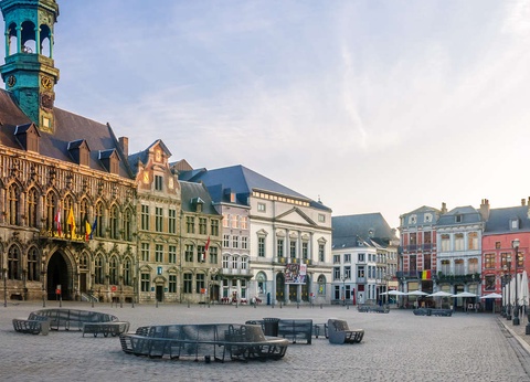 Vivez le nouvel an dans une ambiance romantique avec une bouteille de bulles à Mons ! - 4* - 4