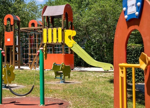 Camping Romanée - Les Grottes De Roffy 4* - 63